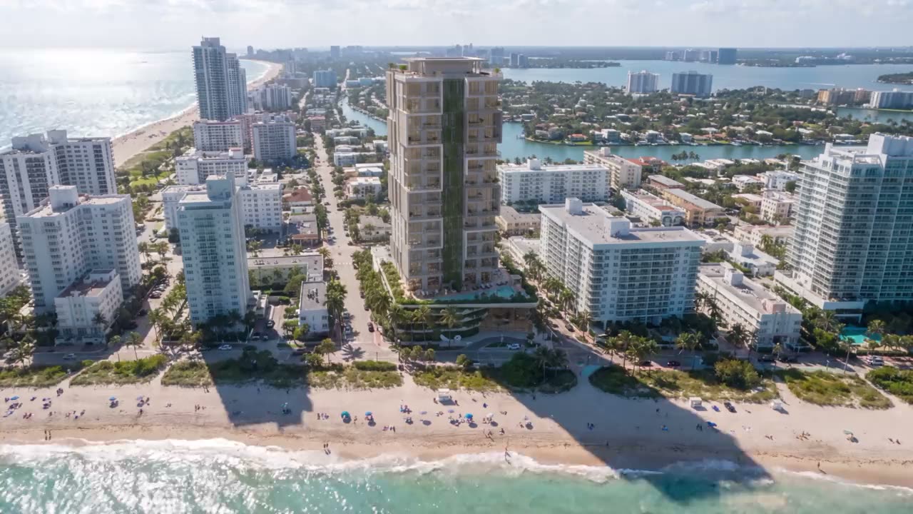 Torre residencial à beira-mar, com terraços, palmeiras e vista para a orla